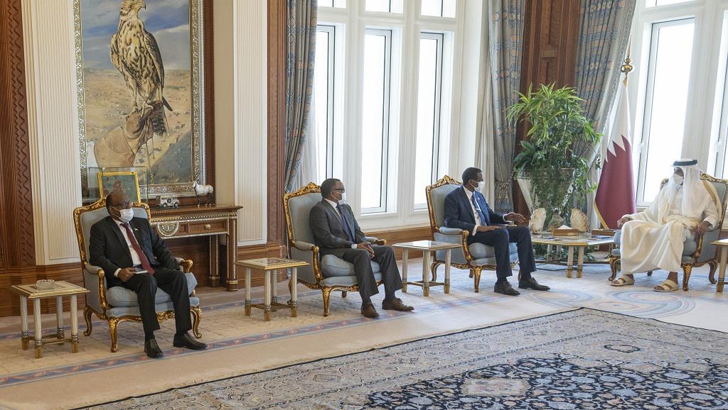أمير قطر الشيخ تميم بن حمد يستقبل الوفد السوداني في المكتب الأميري بالدوحة