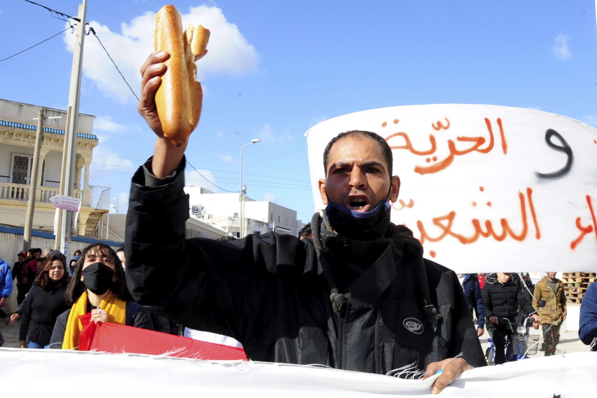 الاحتجاجات تزيد الضغوط على الحكومة