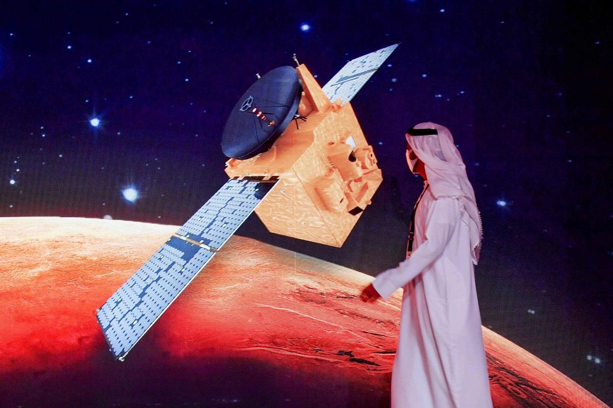مسبار الأمل يظهر على شاشة كبيرة في مركز محمد بن راشد للفضاء في دبي