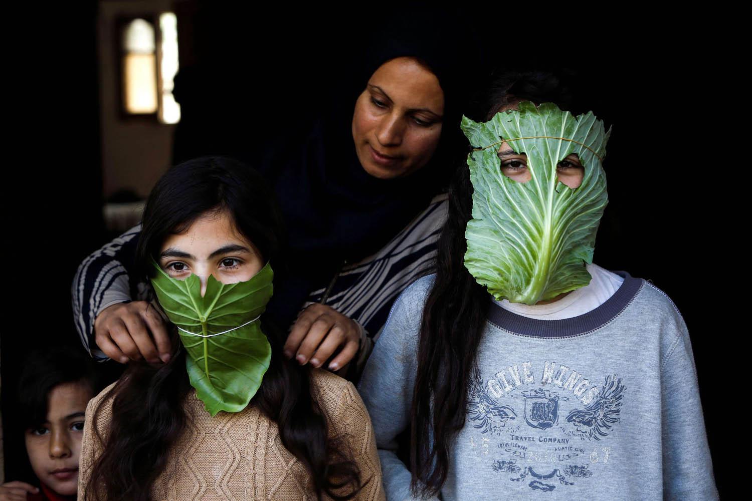 ام في غزة تعد كمامات من أرواق نباتات