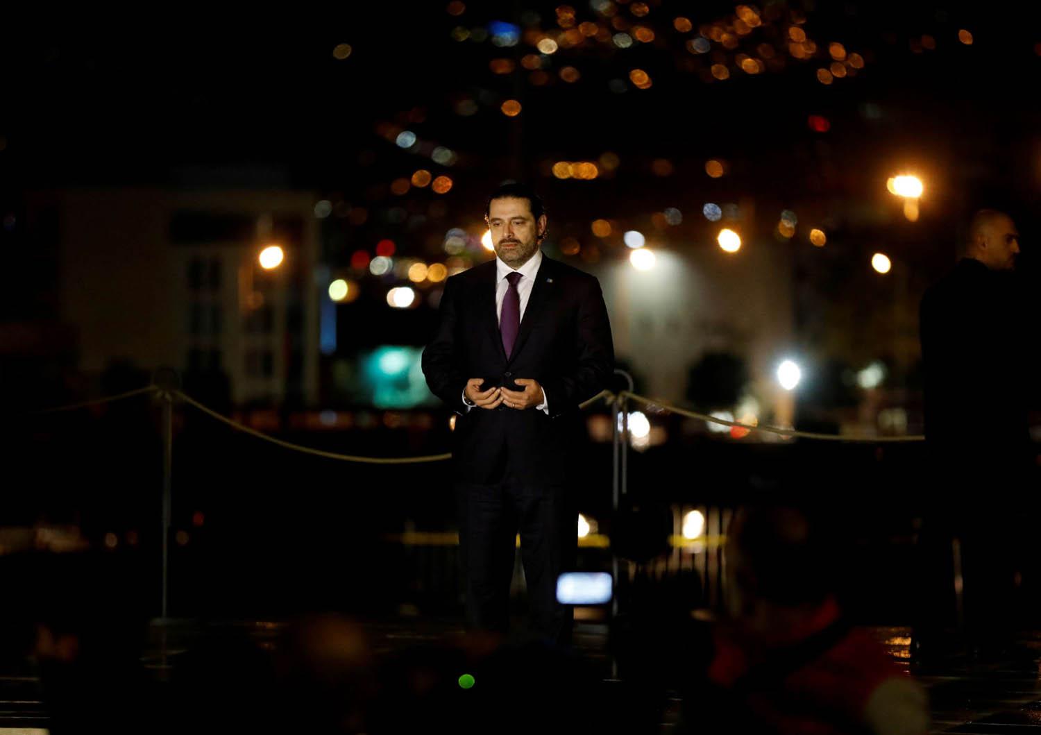 سعد الحريري أمام قبر والده في بيروت