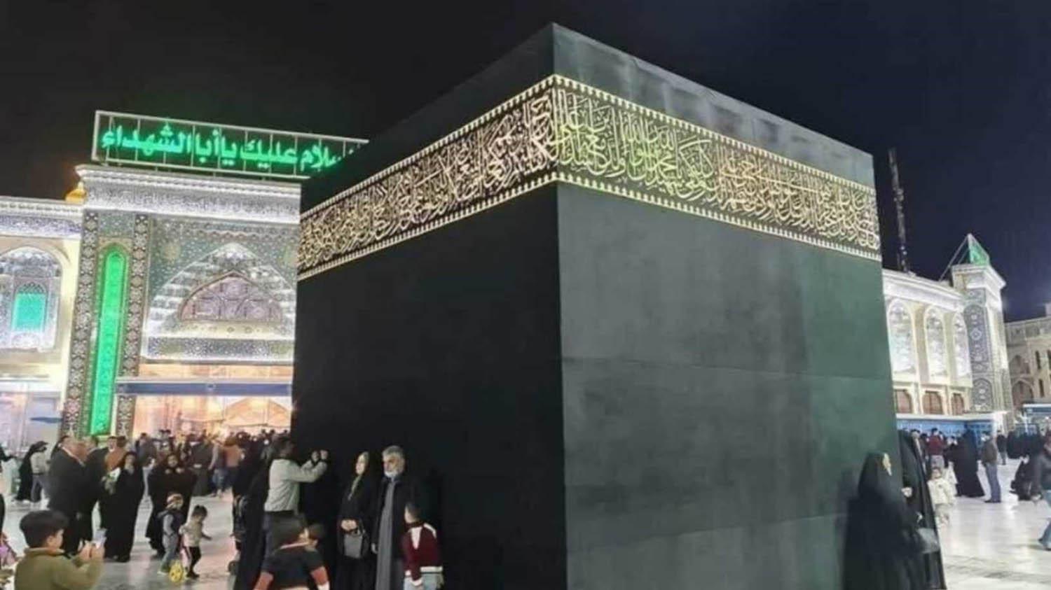 عراقيون يتعبدون عند مجسم للكعبة في ساحة ضريح الحسين في كربلاء