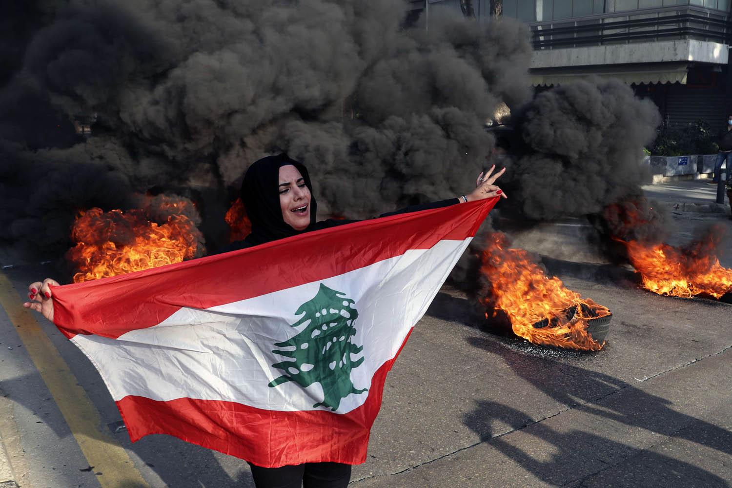 محتجة لبنانية وسط بيروت