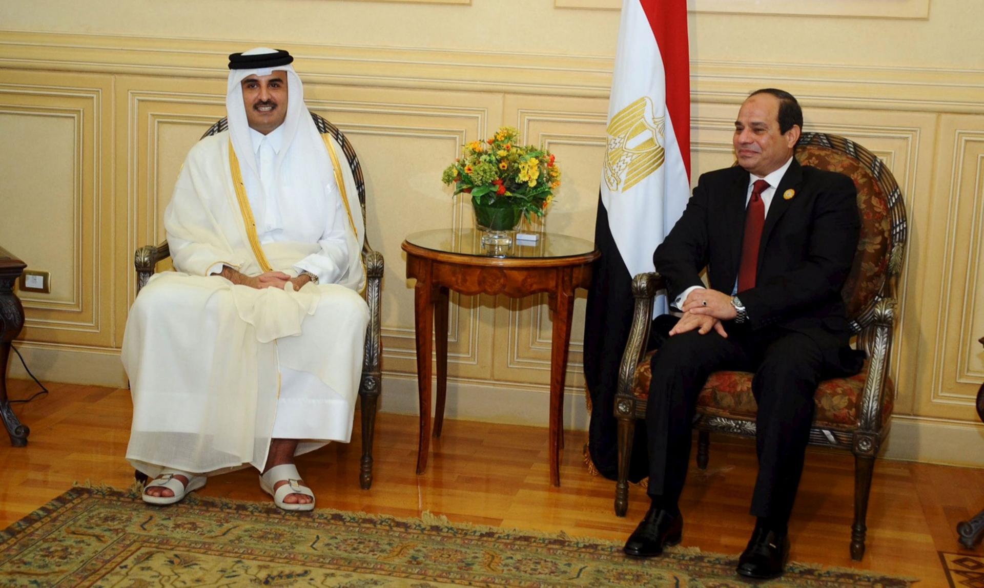 لقاء سابق بين الرئيس المصري عبدالفتاح السيسي وأمير قطر الشيخ تميم بن حمد على هامش القمة العربية في شرم الشيخ 2015