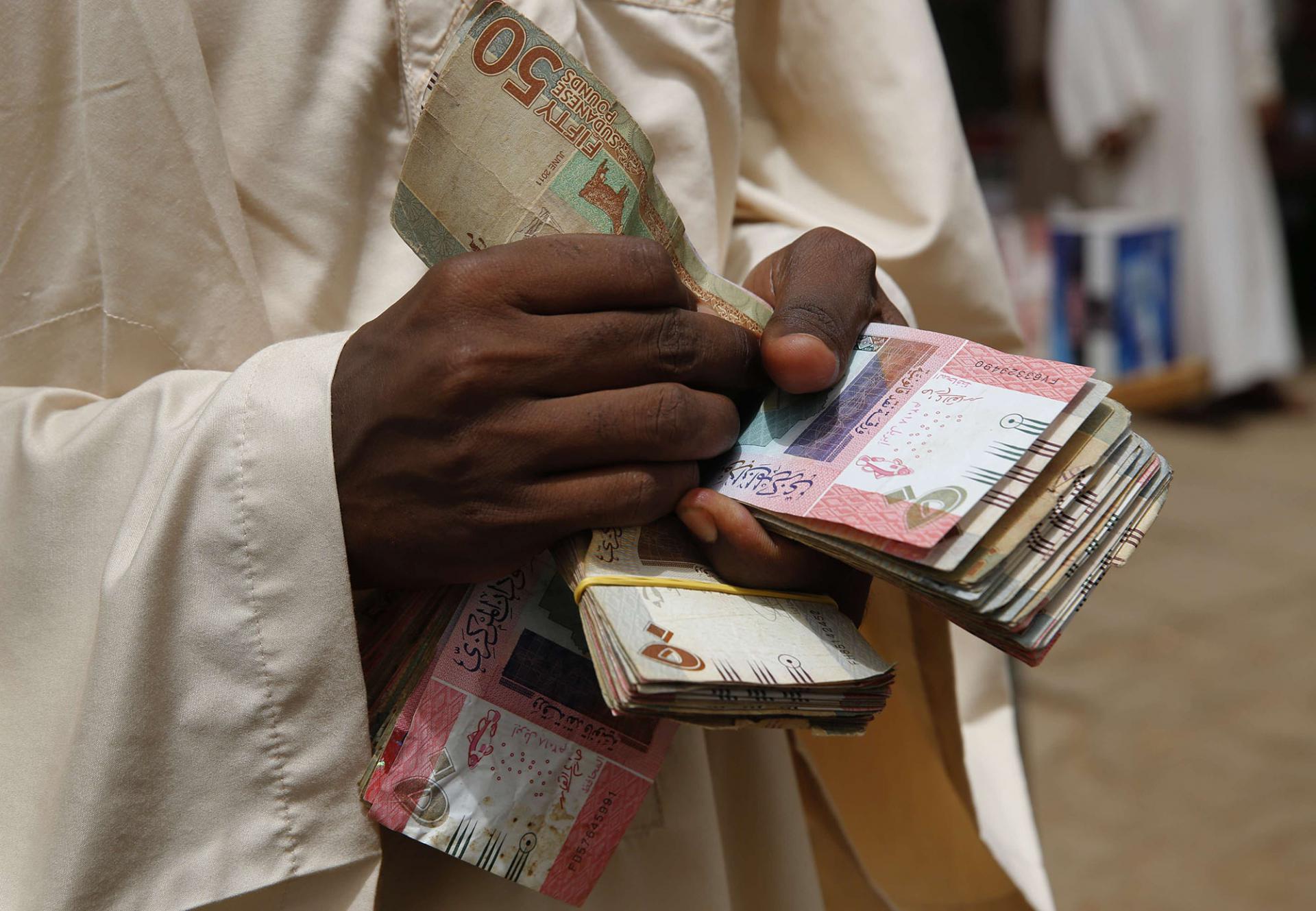 توحيد سعر الجنيه يعني الانتقال إلى سعر السوق الموازية