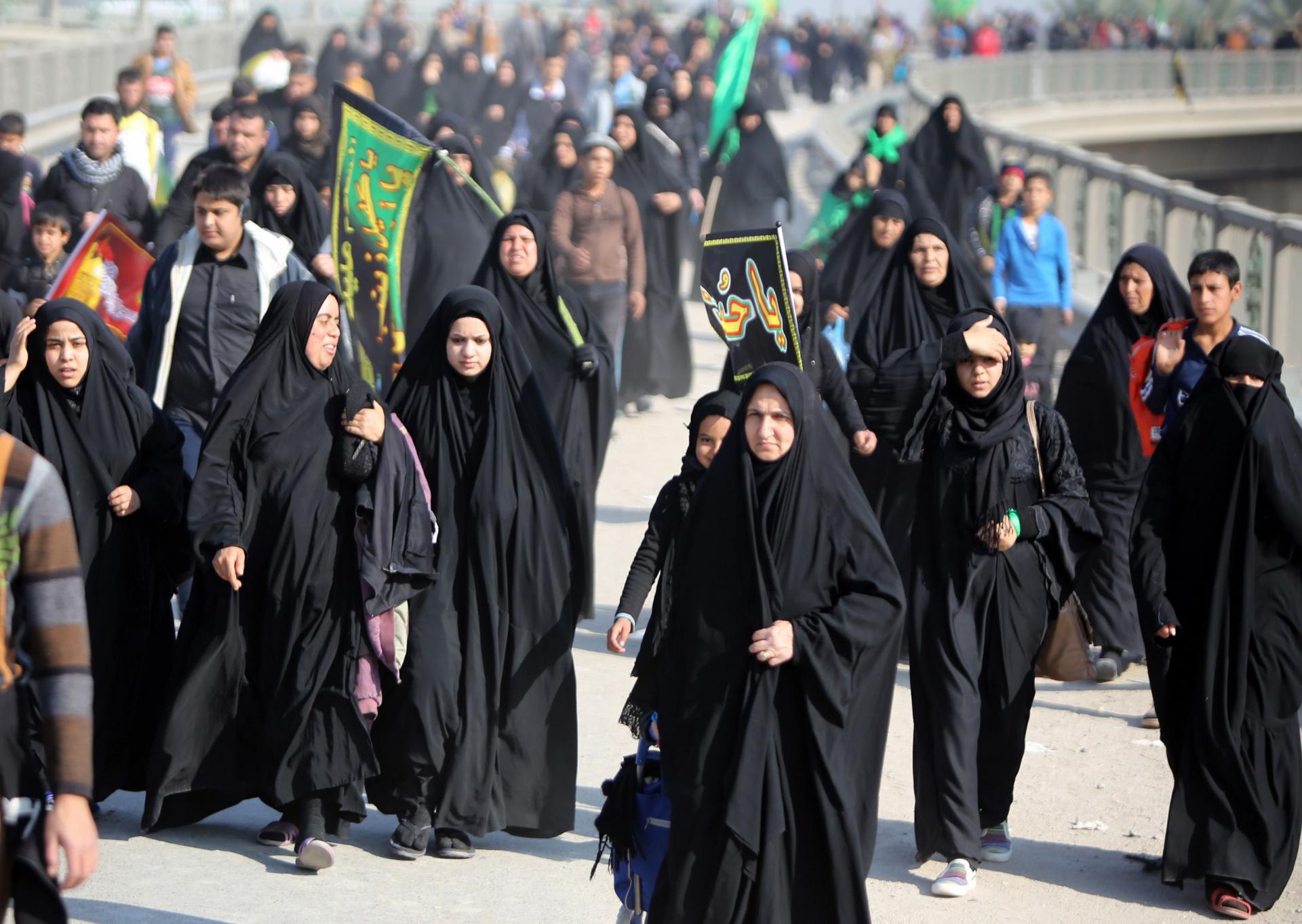 مرور الزوار الشيعة من جسر الأئمة باتجاه الكاظمية لإحياء ذكرى الإمام موسى الكاظم