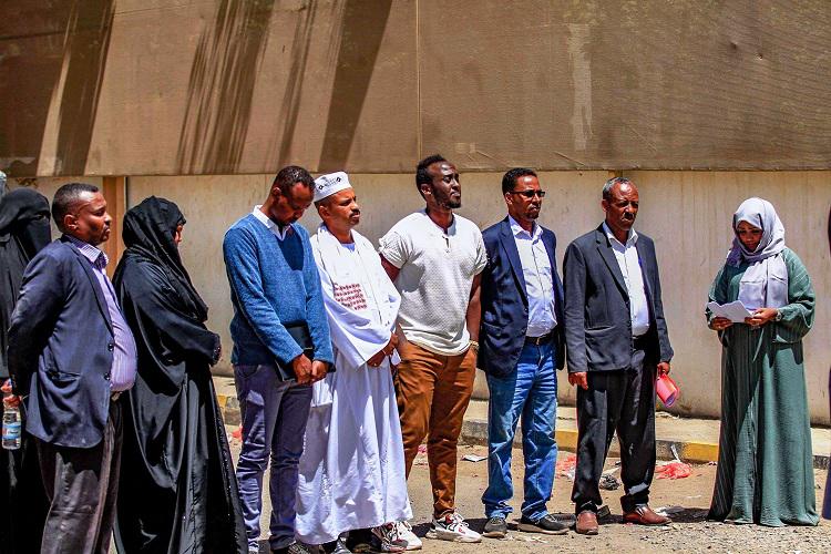 اجتماع أعضاء يمثلون الجاليات الأفريقية في اليمن للاستفسار عن هلاك المهاجرين في معتقل حوثي