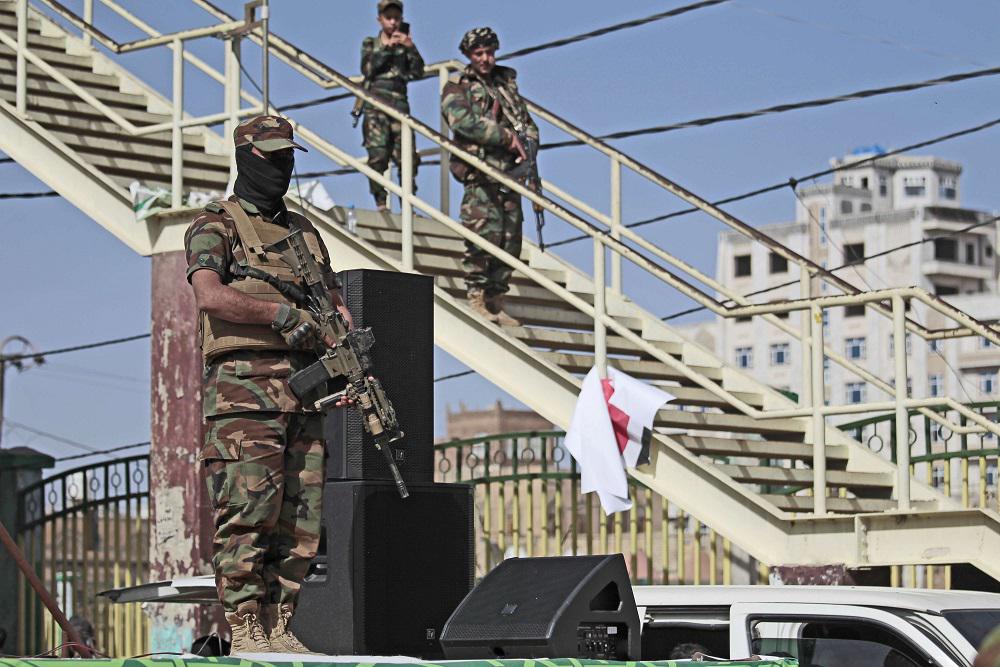 مقاتلون حوثيون يحرسون حشدا حوثيا