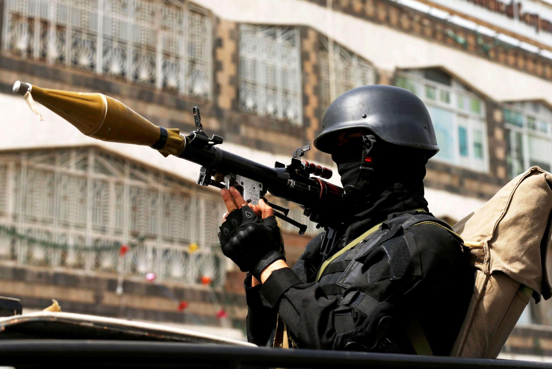 أحد عناصر الحوثيين يحمل قاذفة آر بي جي