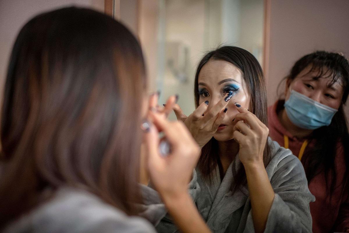 سيدة صينية تضع عدسات لاصقة