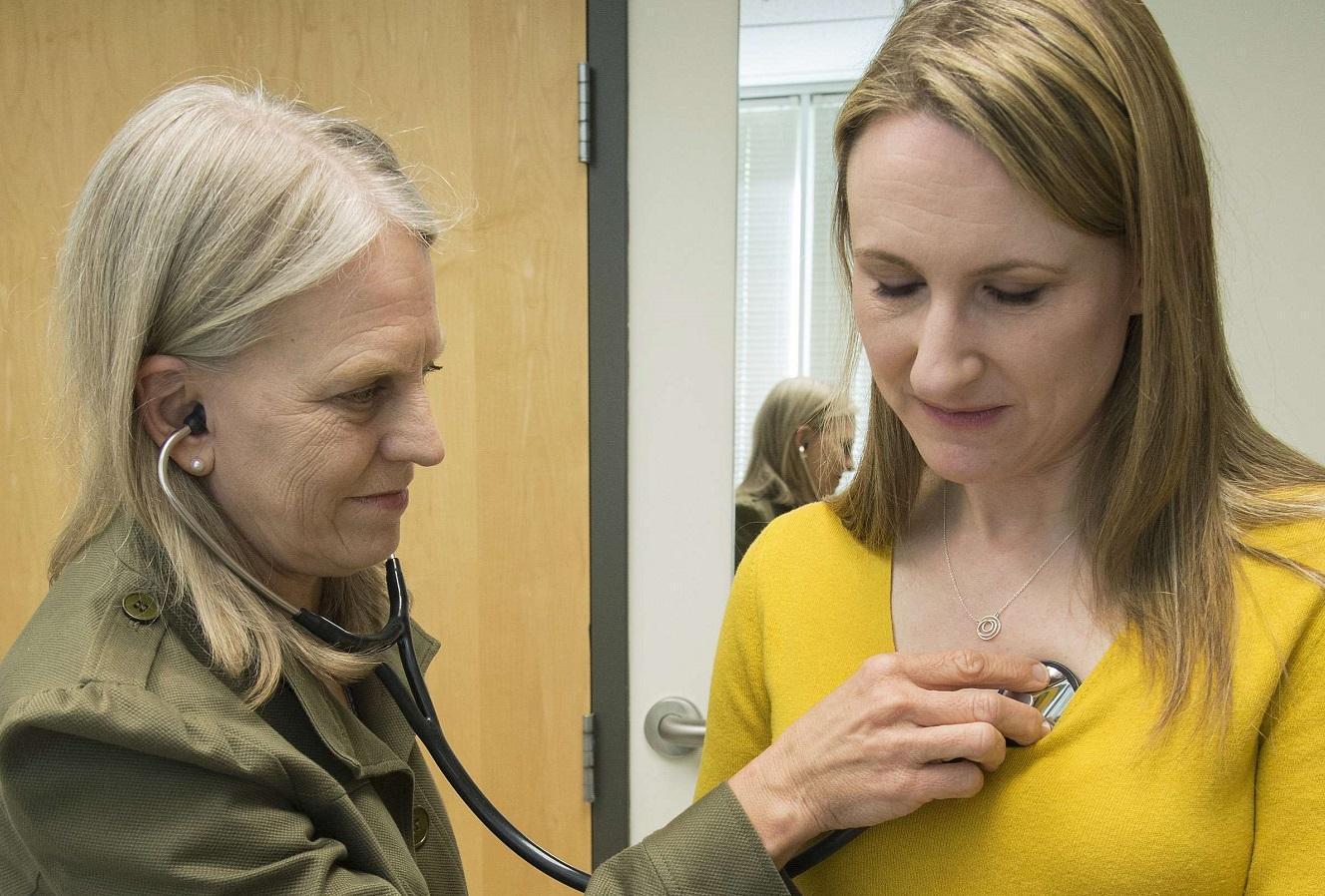 طبيبة أميركية تفحص مريضة في عيادة بواشنطن