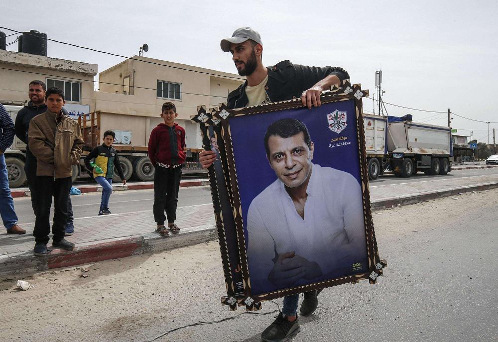 تيار محمد دحلان وقائمة ناصر القدوة يقضمان من القاعدة الانتخابية لمحمود عباس
