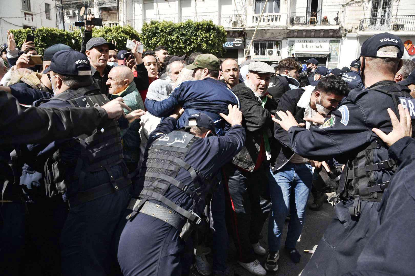 الحراك الجزائري يقاوم سلطة تكابد للبقاء