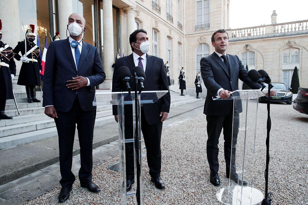  الرئيس الفرنسي إيمانويل ماكرون ورئيس المجلس الرئاسي الليبي محمد المنفي