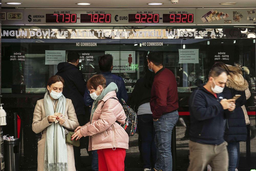 الليرة التركية تفقد 15 بالمئة من قيمتها بعد يوم من فقدانها 17 بالمئة في أسوأ موجة هبوط في يومين
