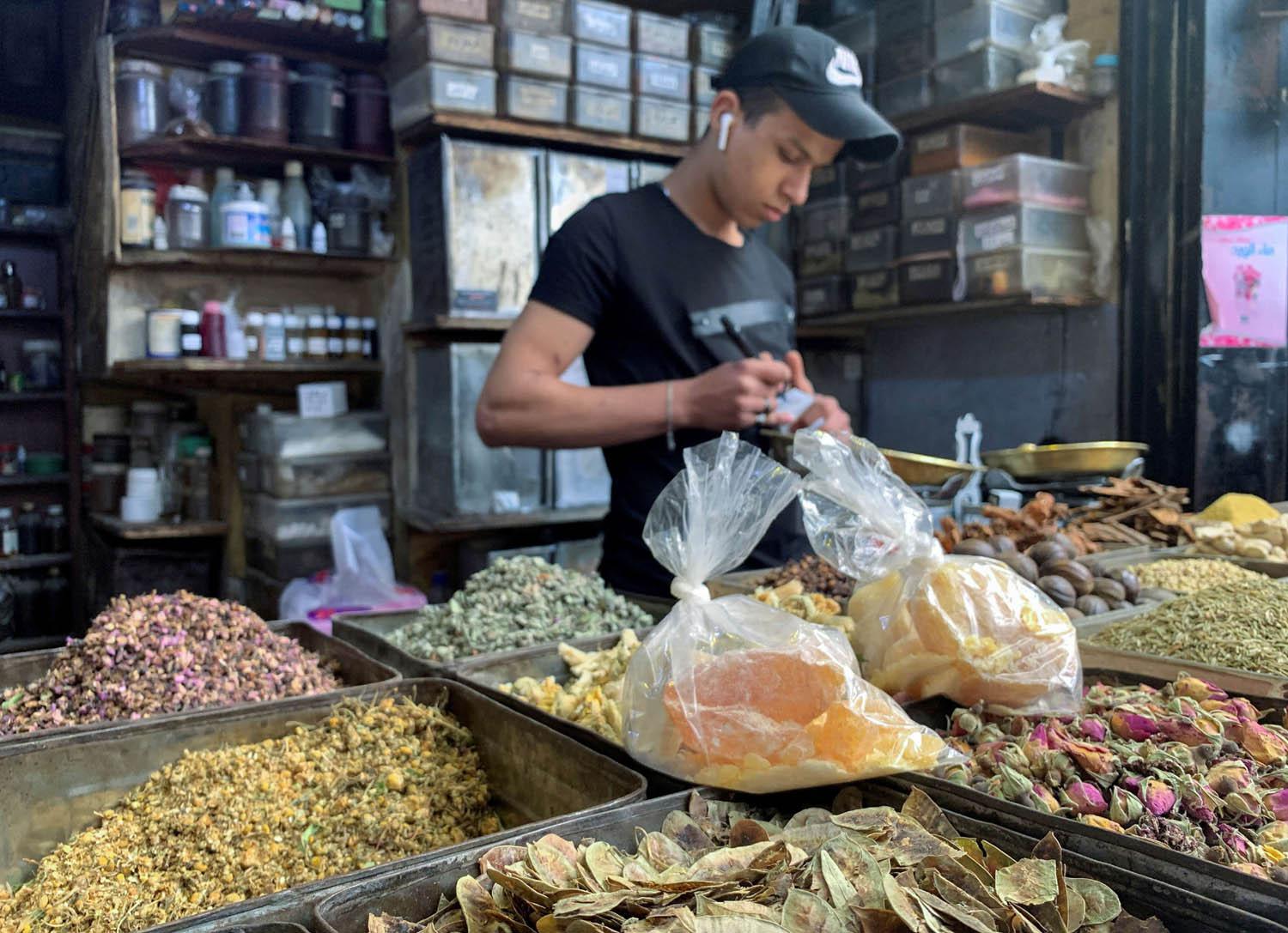 بائع في محل في سوق للبهارات وسط دمشق