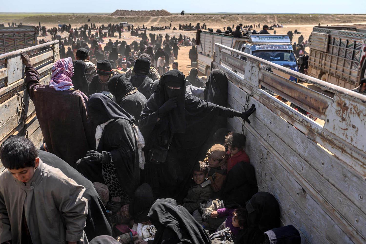 زوجات وأولاد لمقاتلين من داعش في مخيم الهول في سوريا