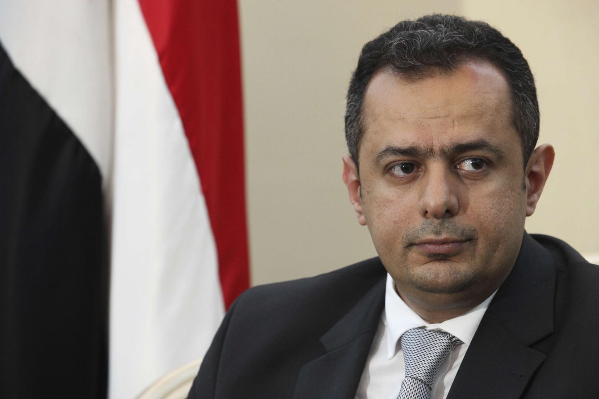 معين عبدالملك وجها لوجه مع المتظاهرين