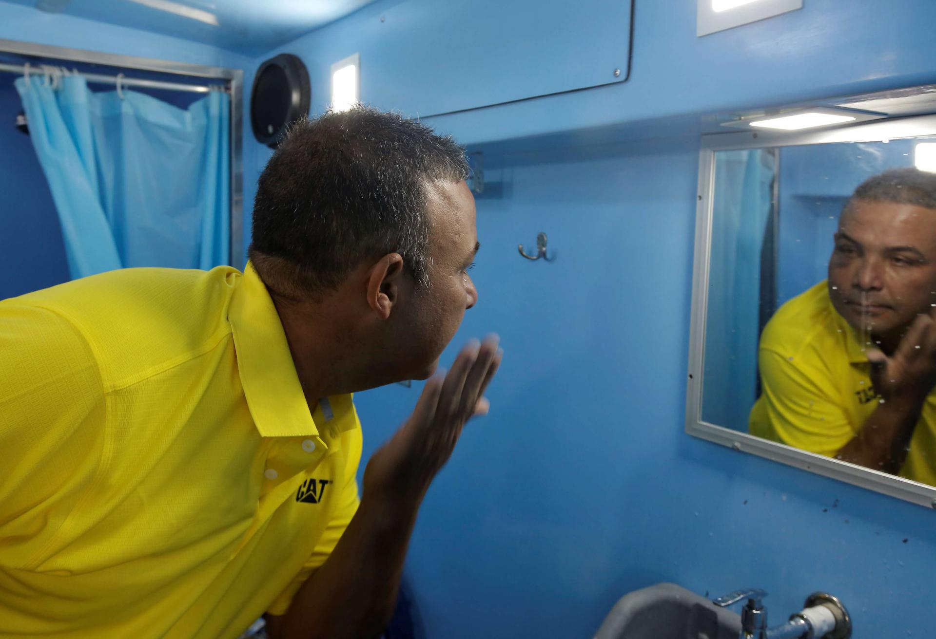 رجل ينظر إلى وجهه في المرآة