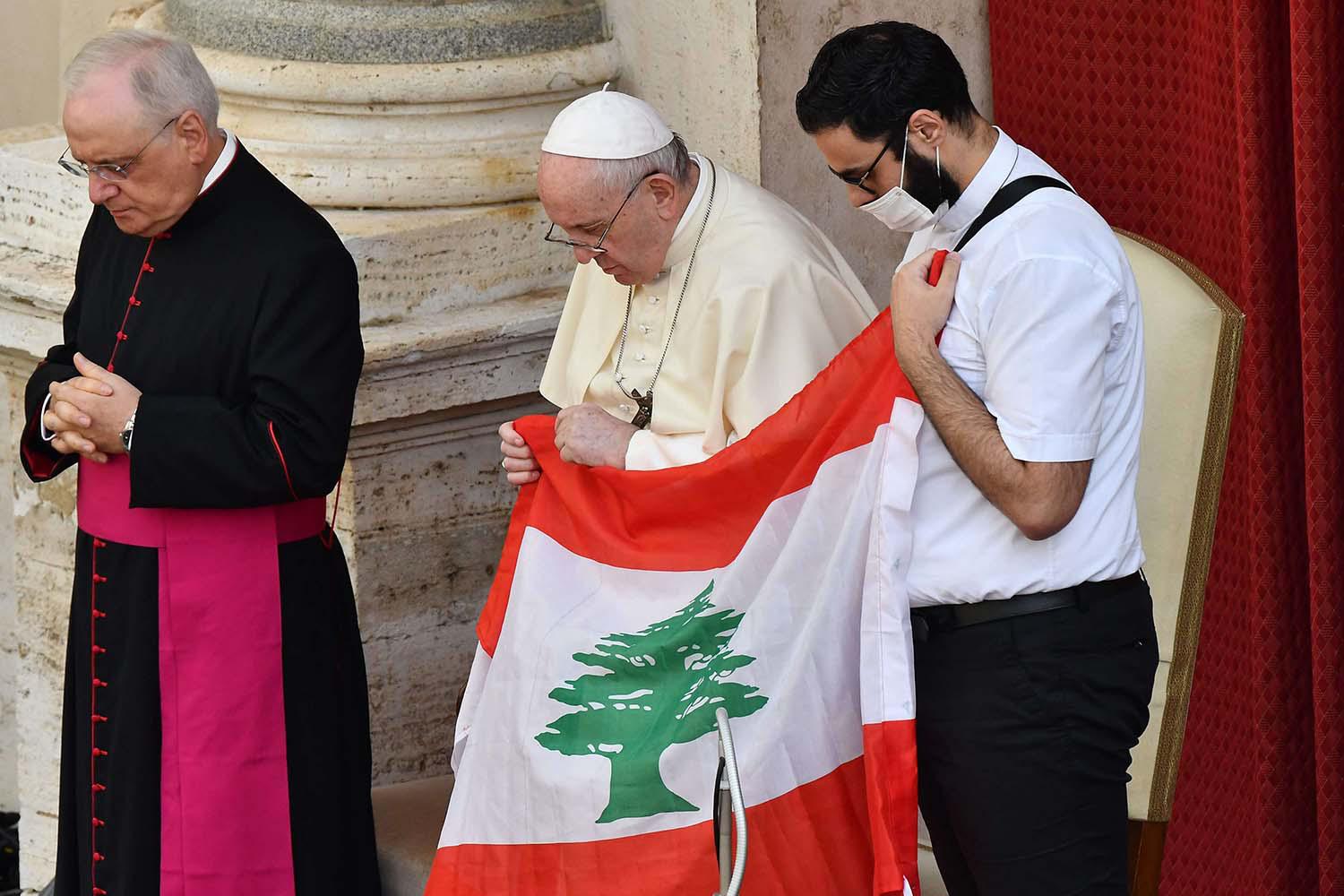 Pope Francis expresses his closeness to the Lebanese people