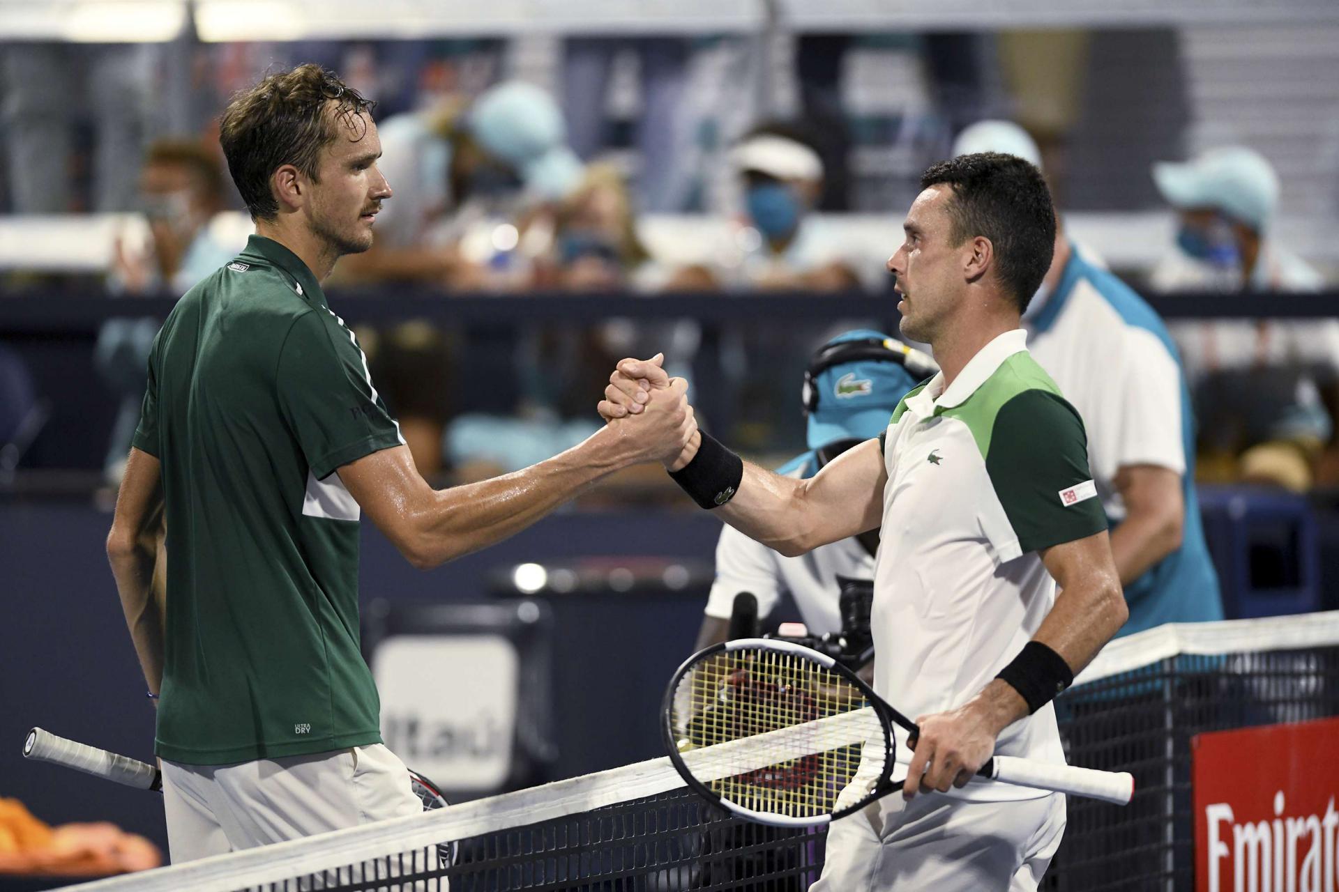  المصنف الروسي يسقط للمرة الثالثة في ثلاث مباريات جمعته مع منافسه اليوناني  حتى الان