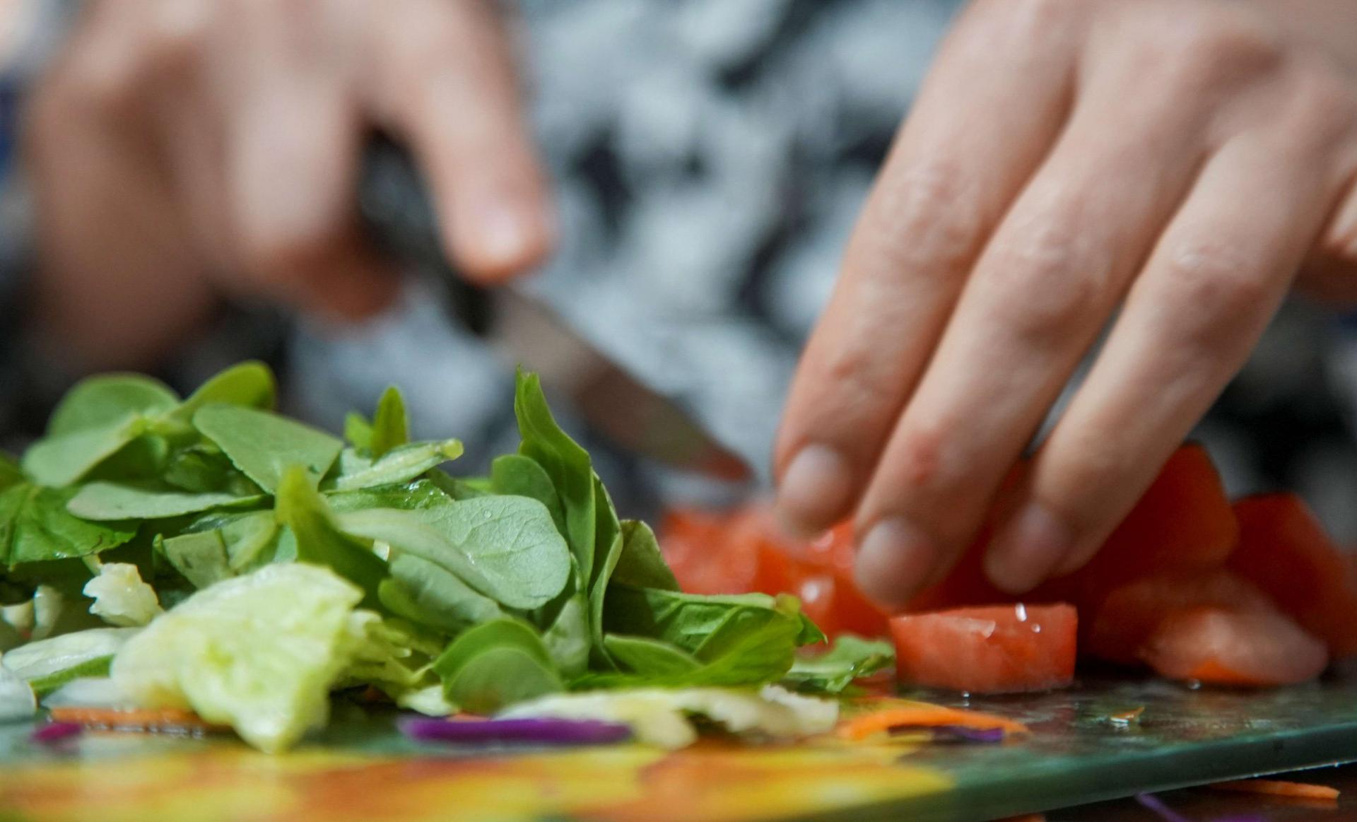 سيدة لبنانية تحضر سلطة الفتوش