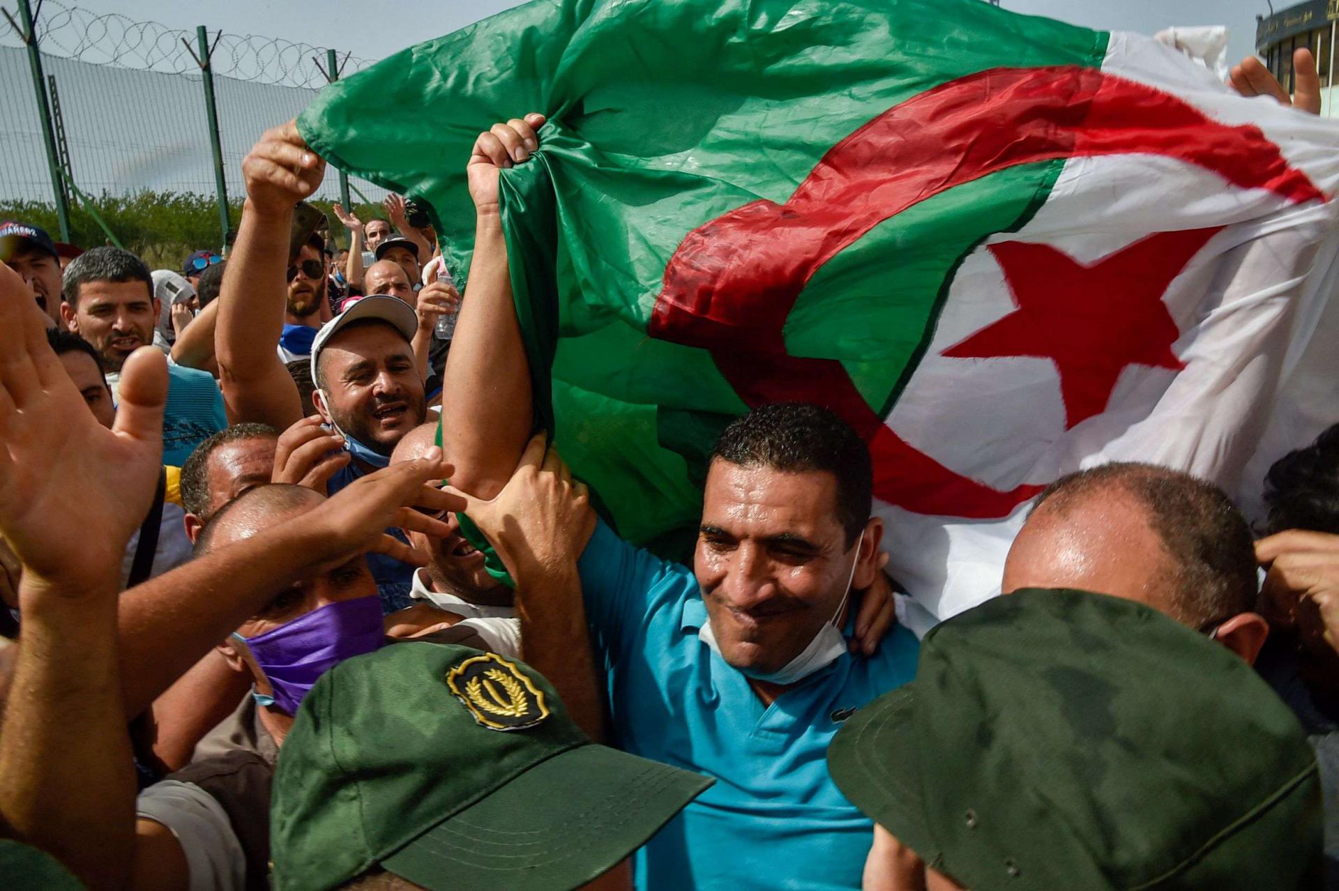 الحراك الجزائري يقاوم للصمود أمام آلة القمع