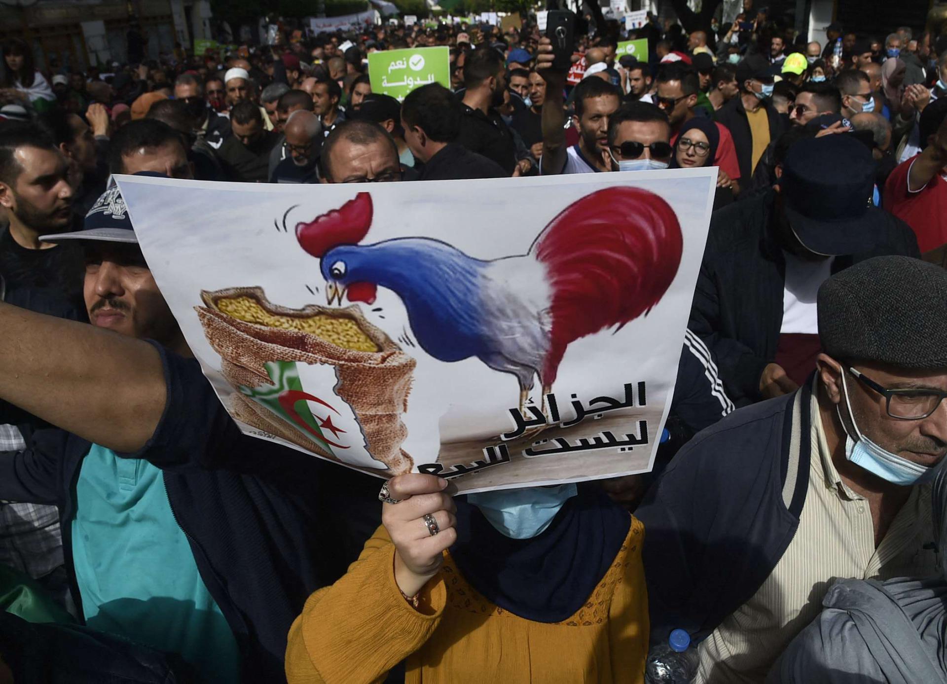 الحراك الشعبي ينظر بعين الريبة للتقارب الفرنسي الجزائري