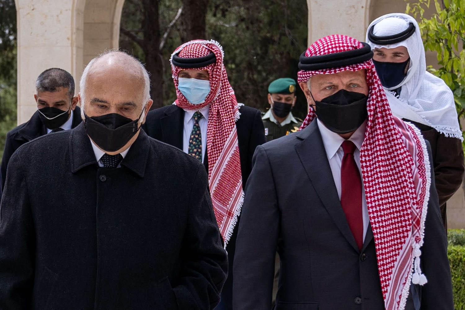 العاهل الأردني الملك عبدالله وولي العهد الأسبق الأمير الحسن بن طلال وبينهما ولي العهد السابق الأمير حمزة بن الحسين