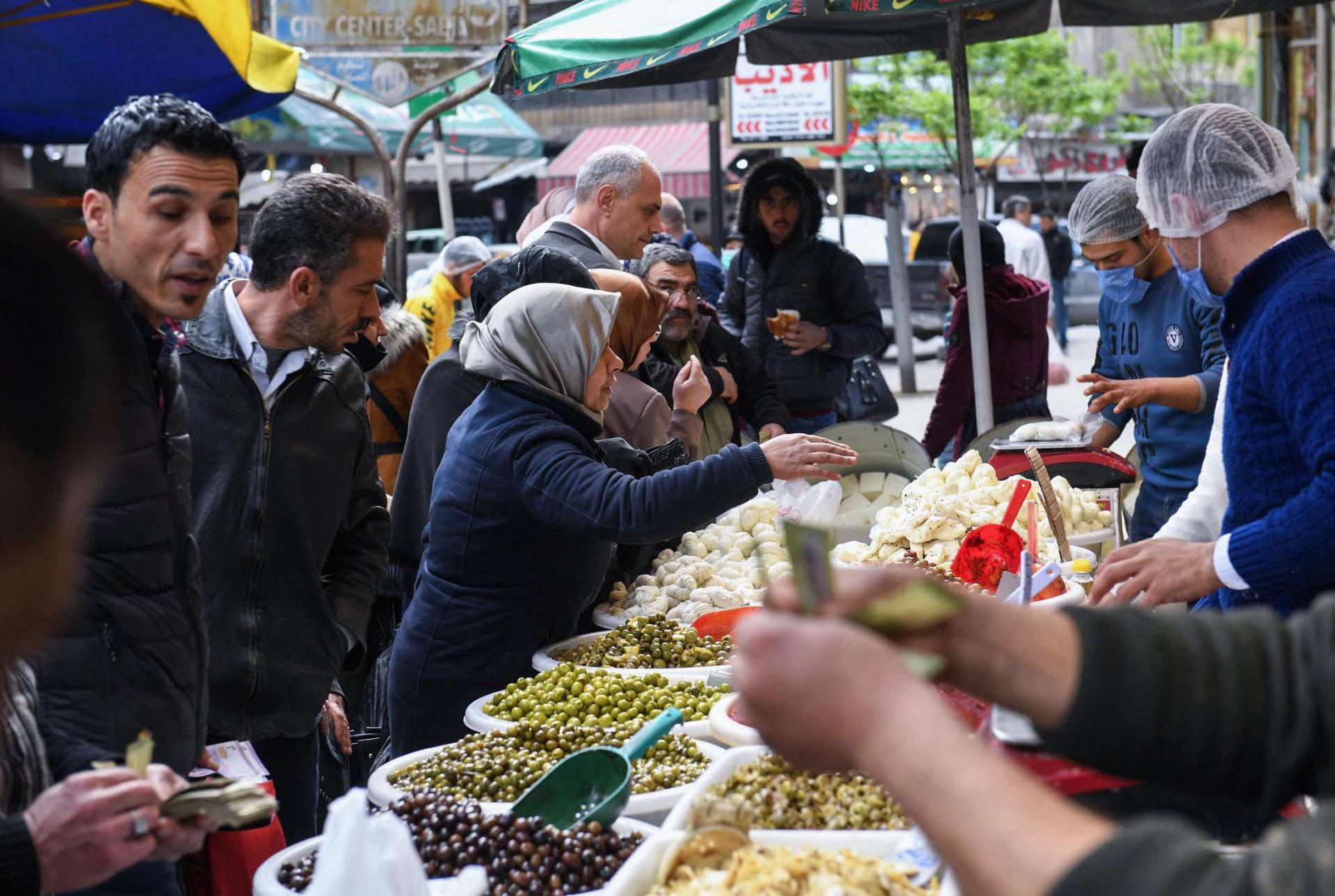 انهيار الليرة يفاقم متاعب السوريين المعيشية