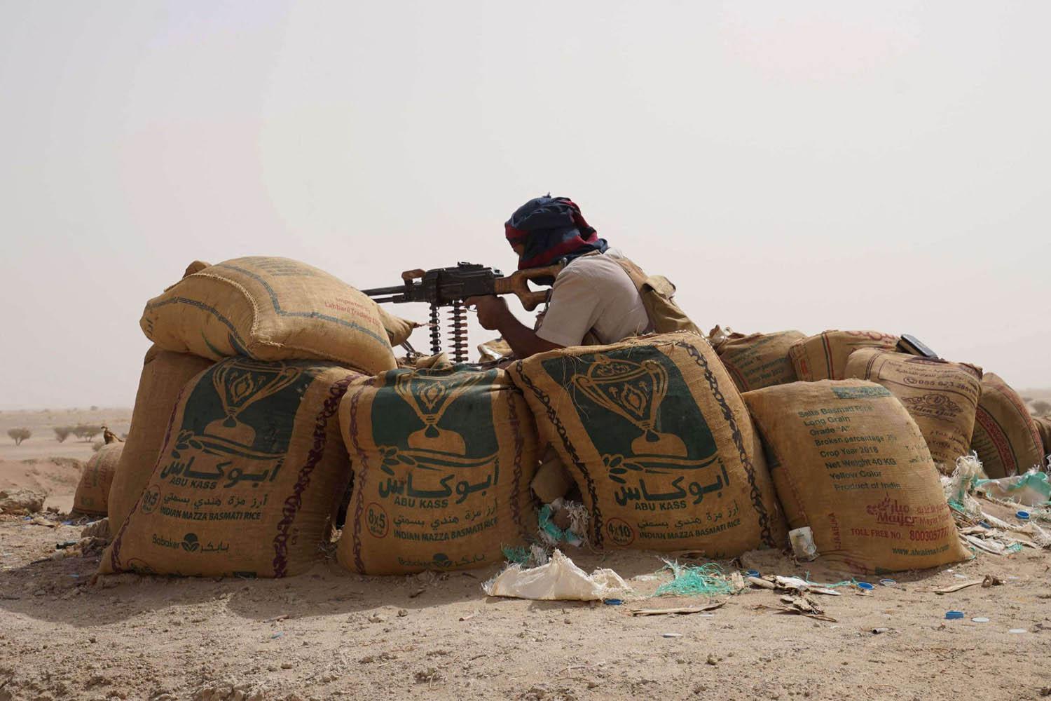 مقاتل من الشرعية في خط دفاعي عن مأرب
