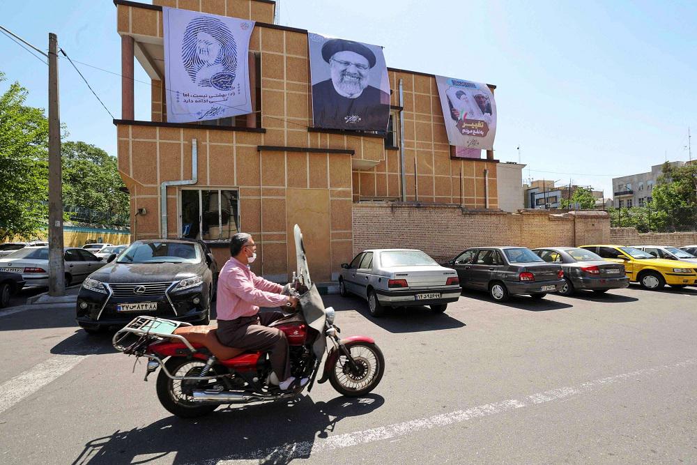 طريق الرئاسة مفتوح أمام رئيسي بعد استبعاد أبرز المرشحين من الانتخابات 