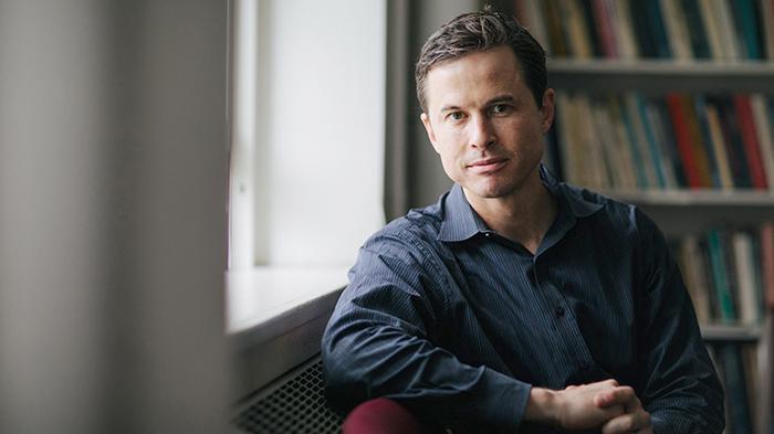 قيود معرفية ودوافع توجيهية للدفاع عن الهوية