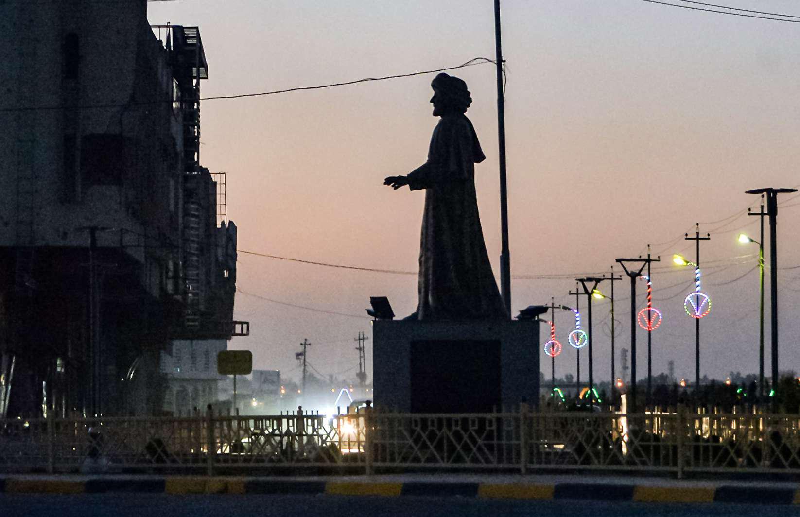 تمثال الشاعر أبو تمام في الموصل