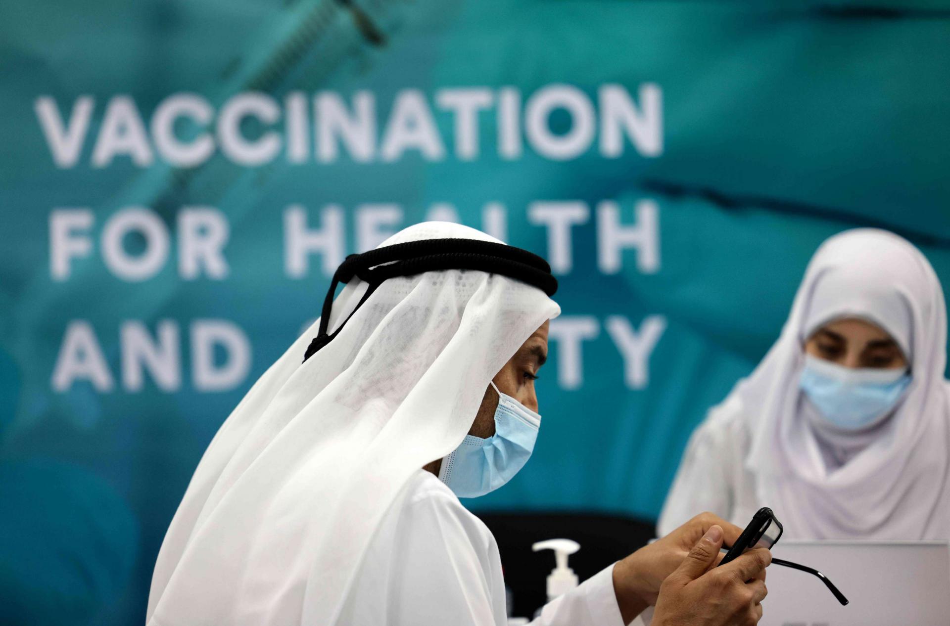 مواطن إماراتي يسجل لتلقي لقاح كورونا في مركز تطعيم بدبي 