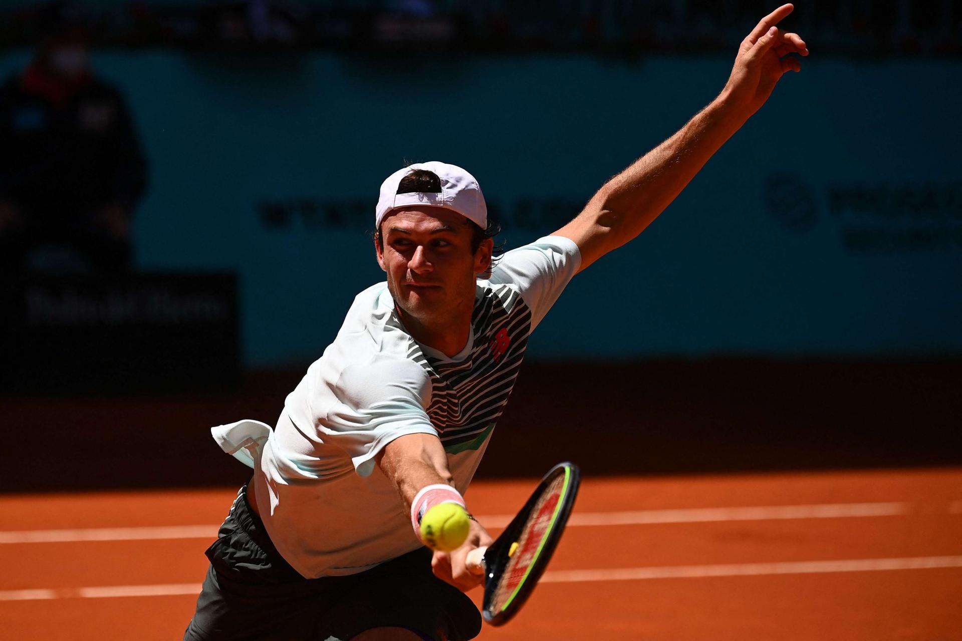 لاعب التنس الروسي يحجز بشق النفس بطاقته الى الدور الثالث