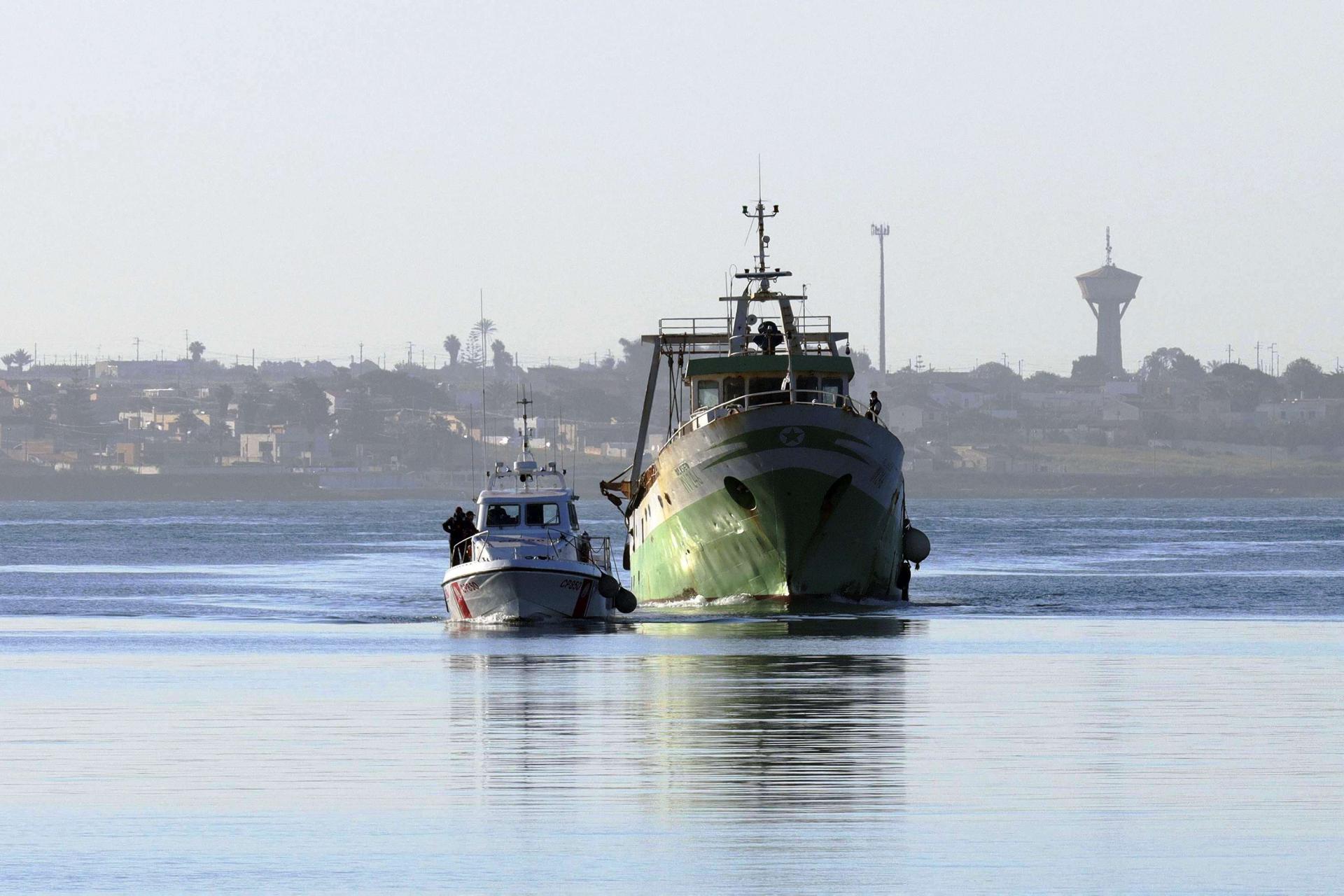 السفن الإيطالية تعيد التوتر حول حقوق الصيد البحري في المياه الليبية