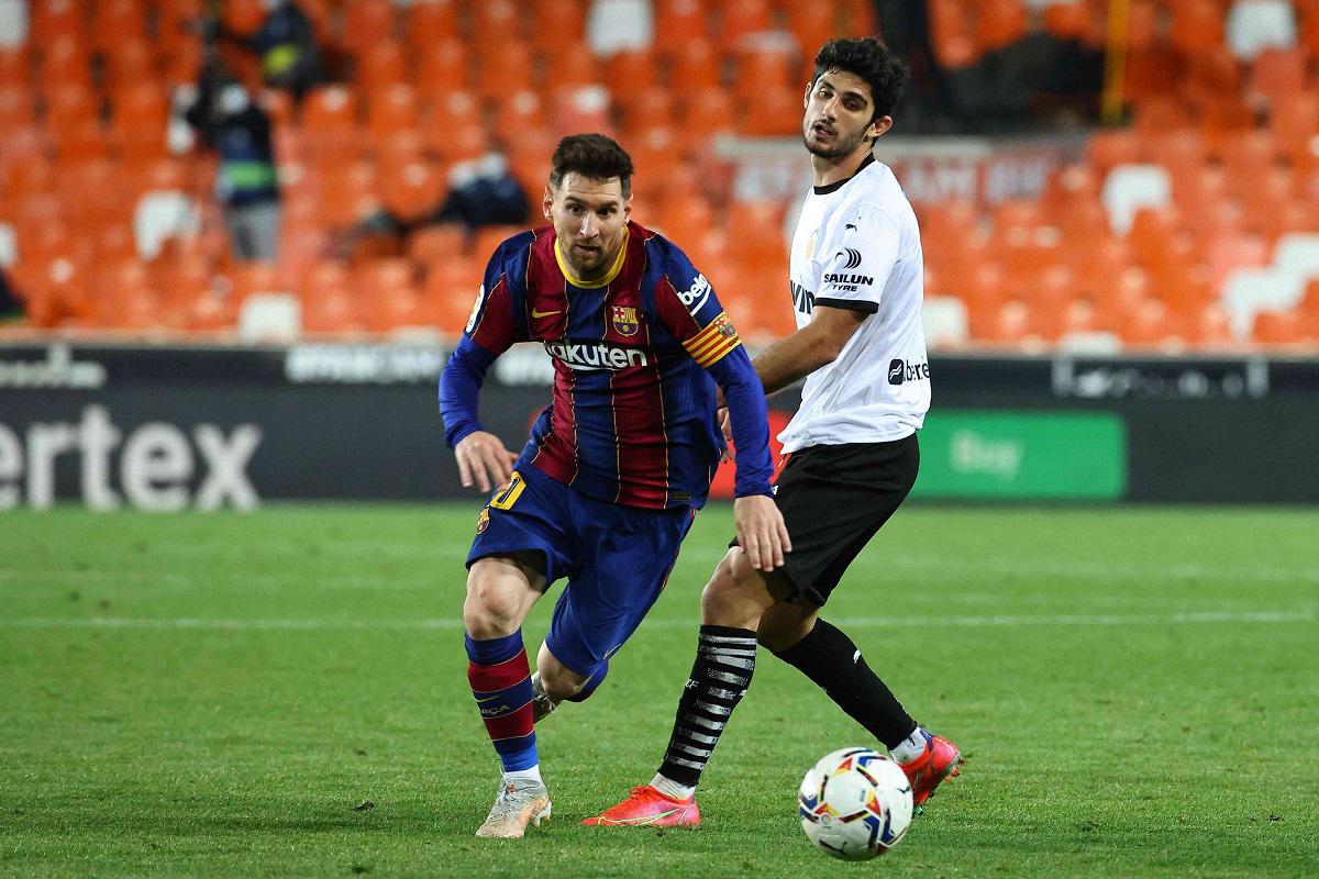 ميسي في مباراة فريقه مع بلنسية