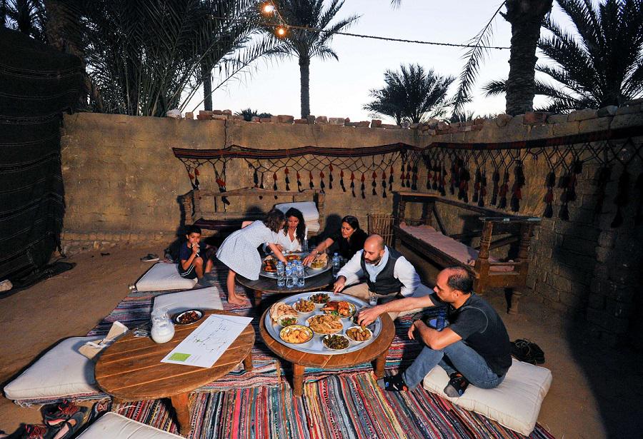 سياح يتناولون وجبة أعدها سكان سقارة في الجيزة