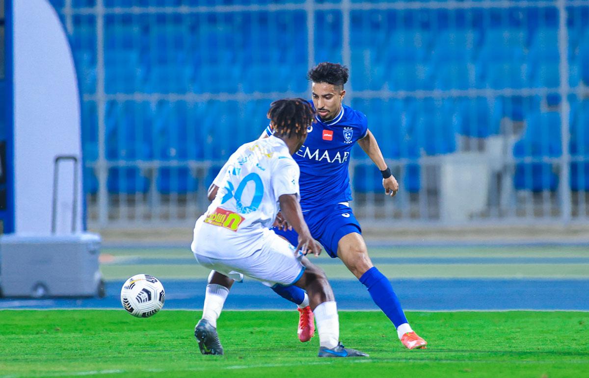 الهلال يخالف التوقعات ويتعثر