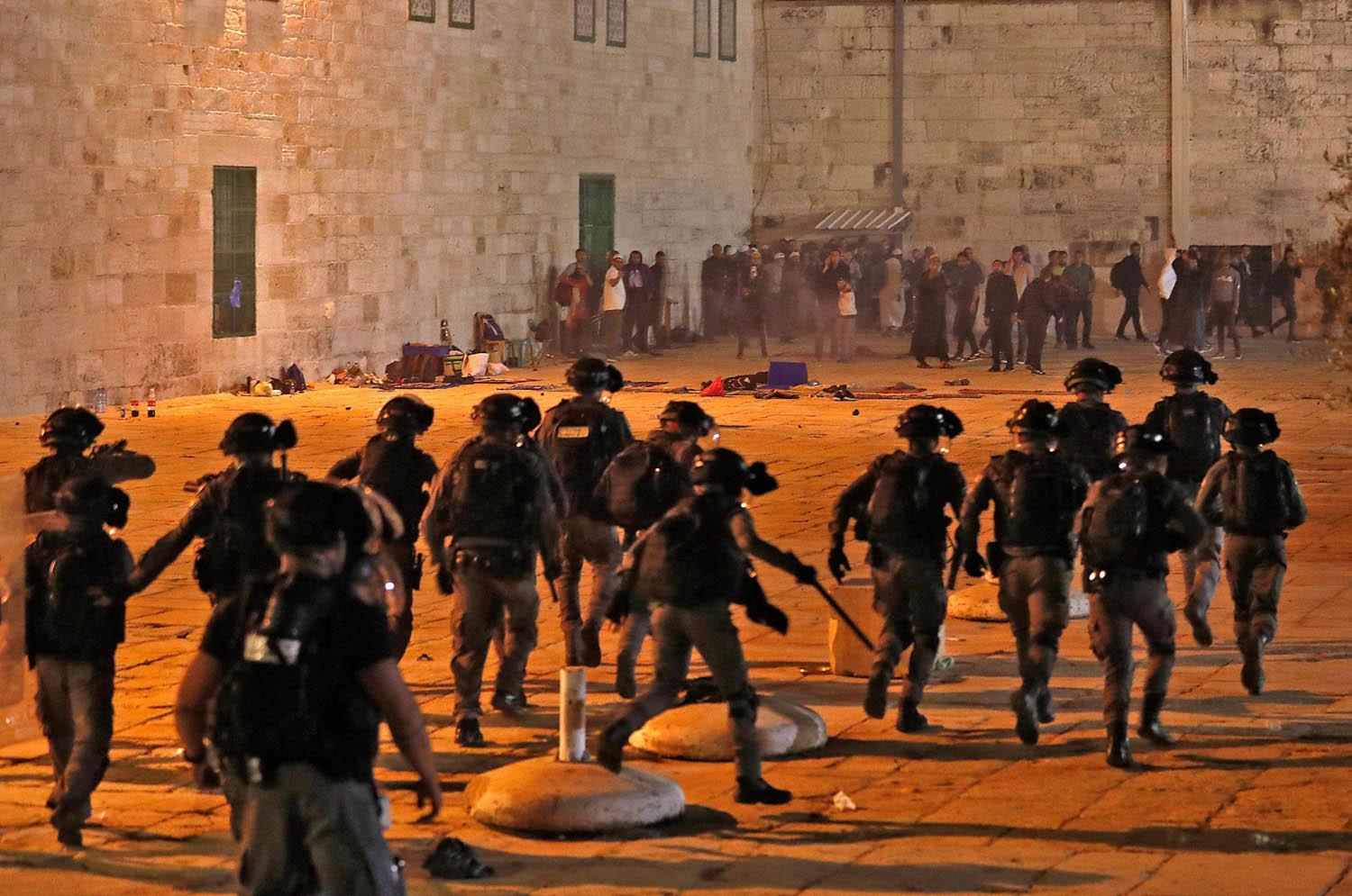 قوات الجيش الإسرائيلي تواجه الفلسطينيين في الأقصى
