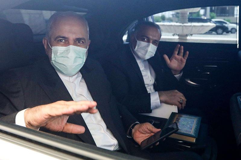 ظريف يتحدث من دمشق عن استعداد بلاده لتهدئة التوتر مع السعودية واقامة علاقات طبيعية