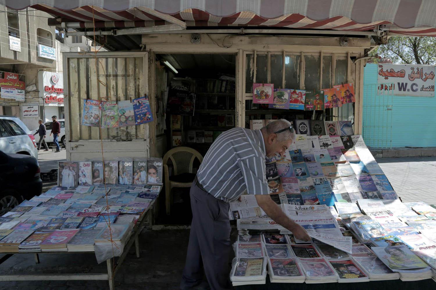 كشك للصحف والمجلات والكتب في بغداد