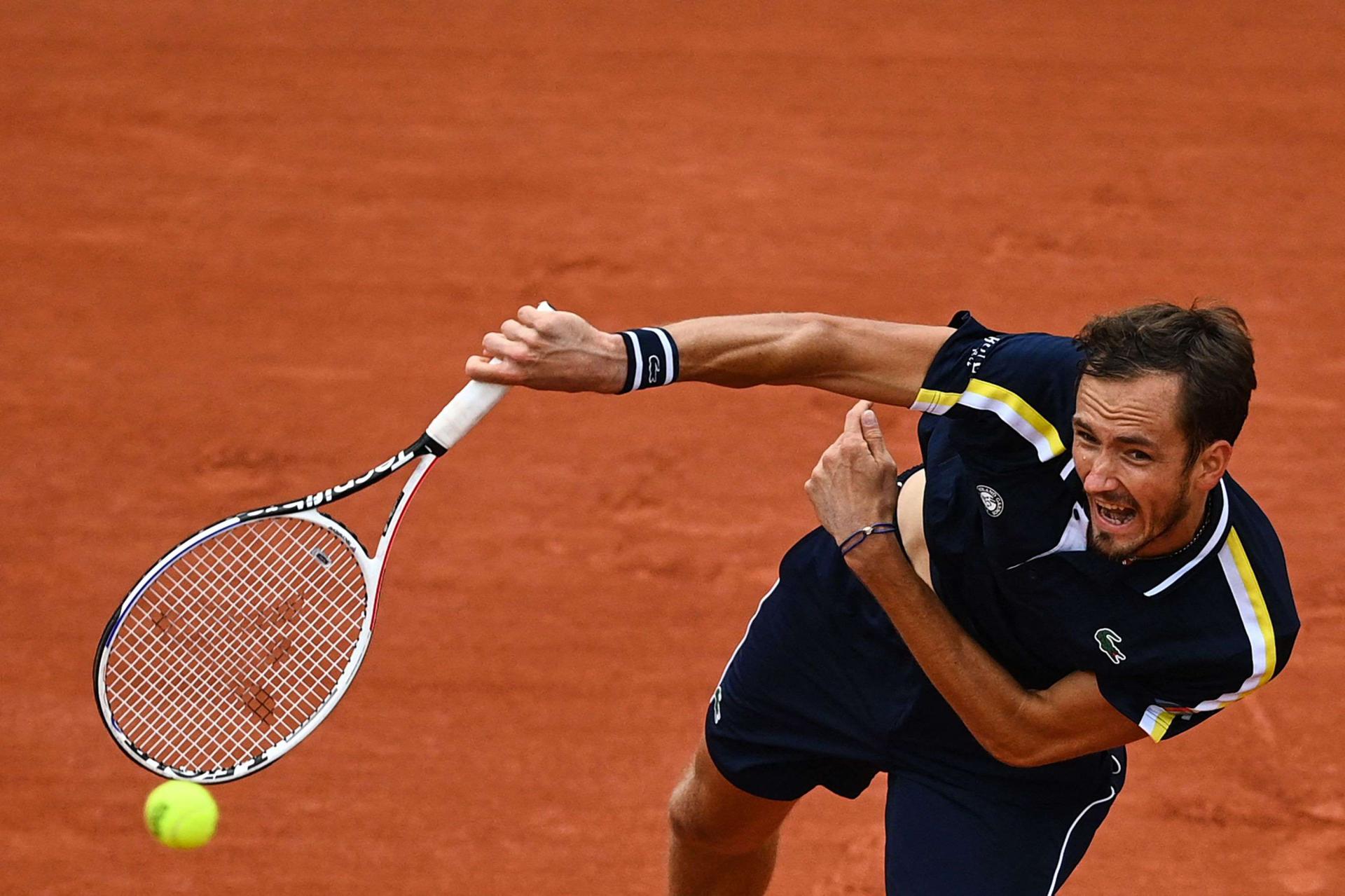 لاعب التنس الروسي يضرب موعدا في الدور الرابع مع التشيلي غارين