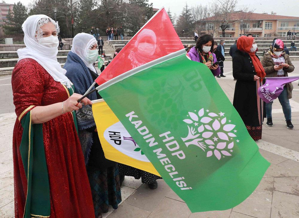 أنصار حزب الشعوب الديمقراطي يحتفلون بعيد النوروز