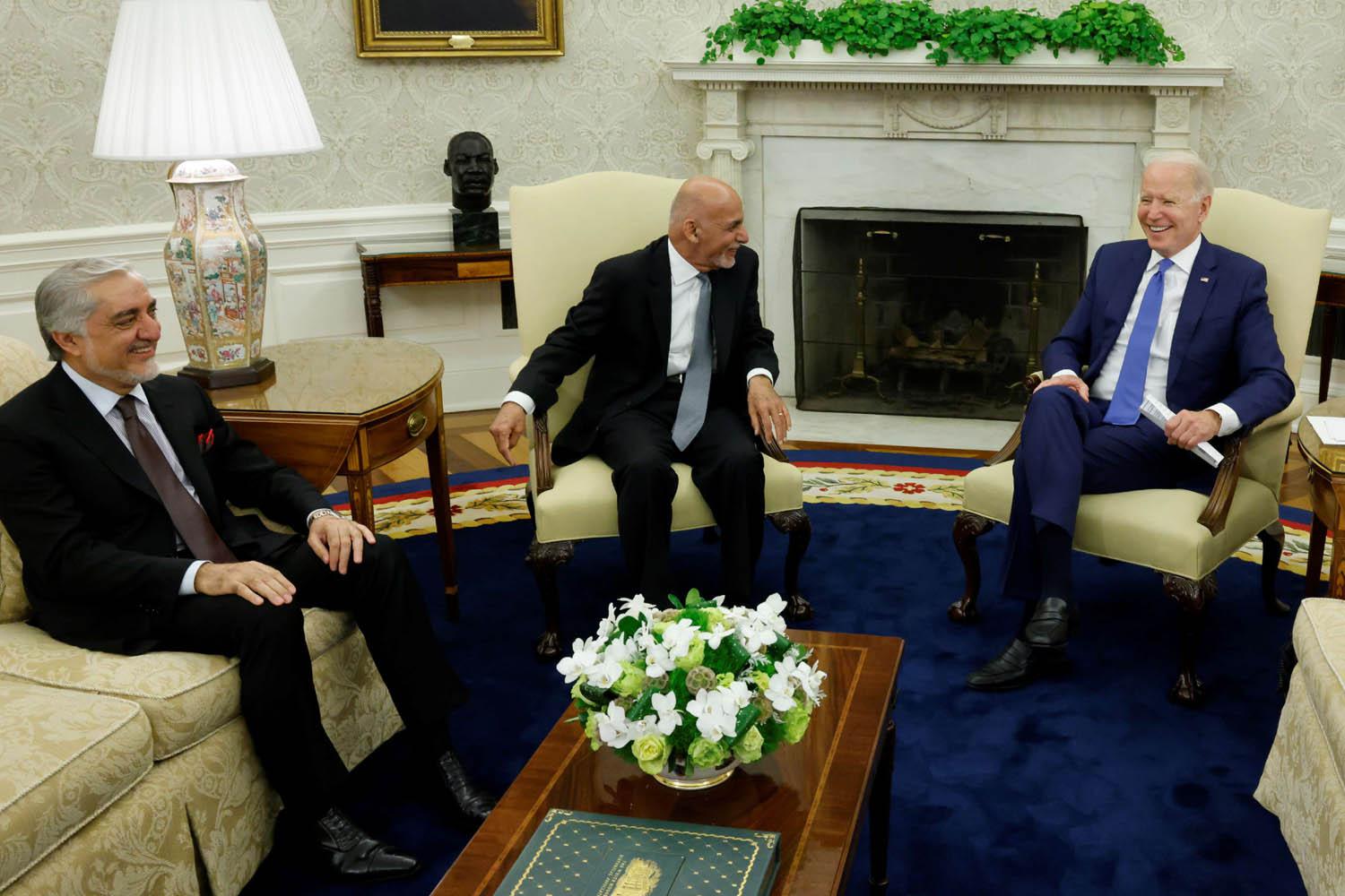 الرئيس الأميركي جو بايدن يستقبل الرئيس الأفغاني أشرف غني ومنافسه المزمن عبدالله عبدالله