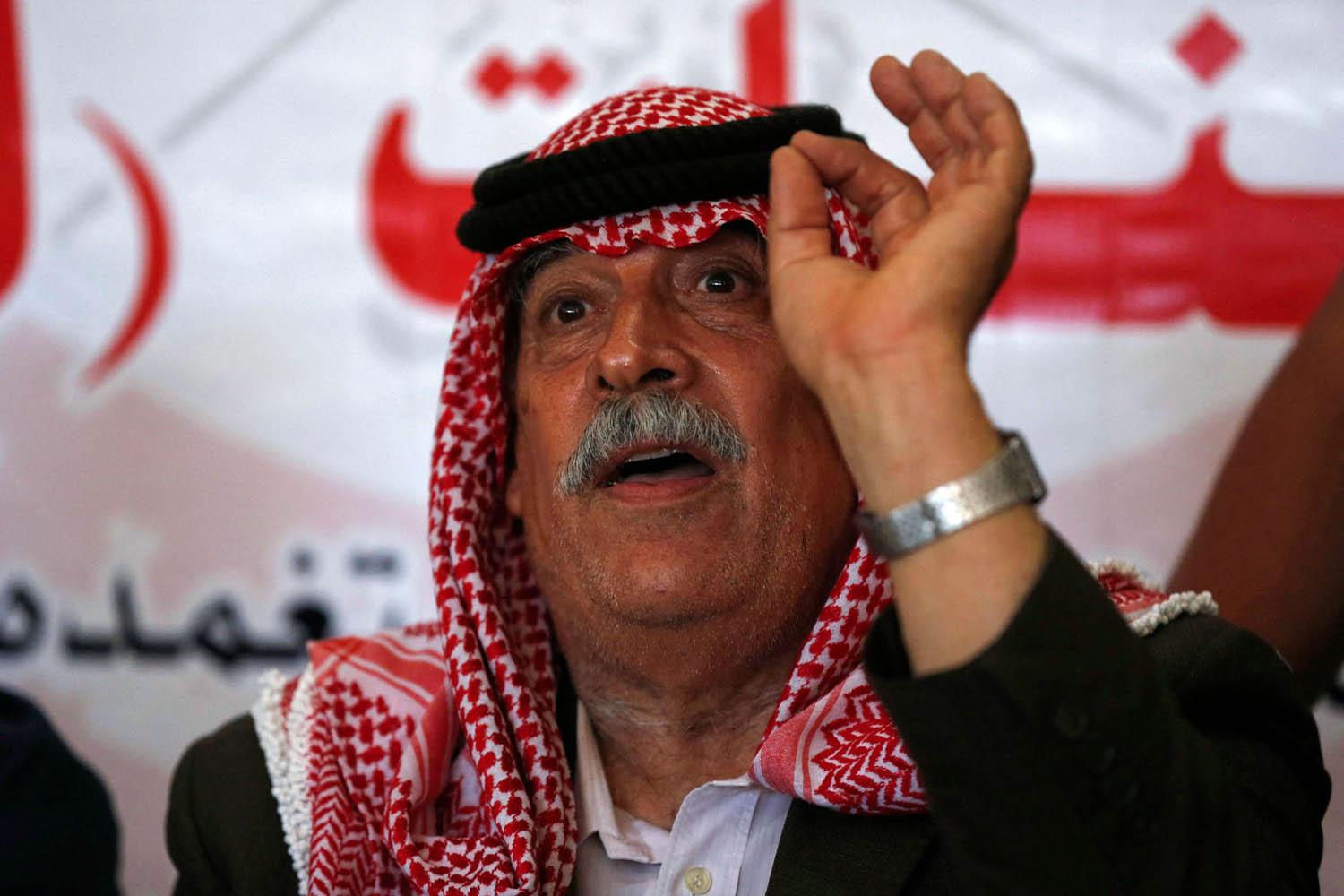 والد نزار بنات في مؤتمر صحفي