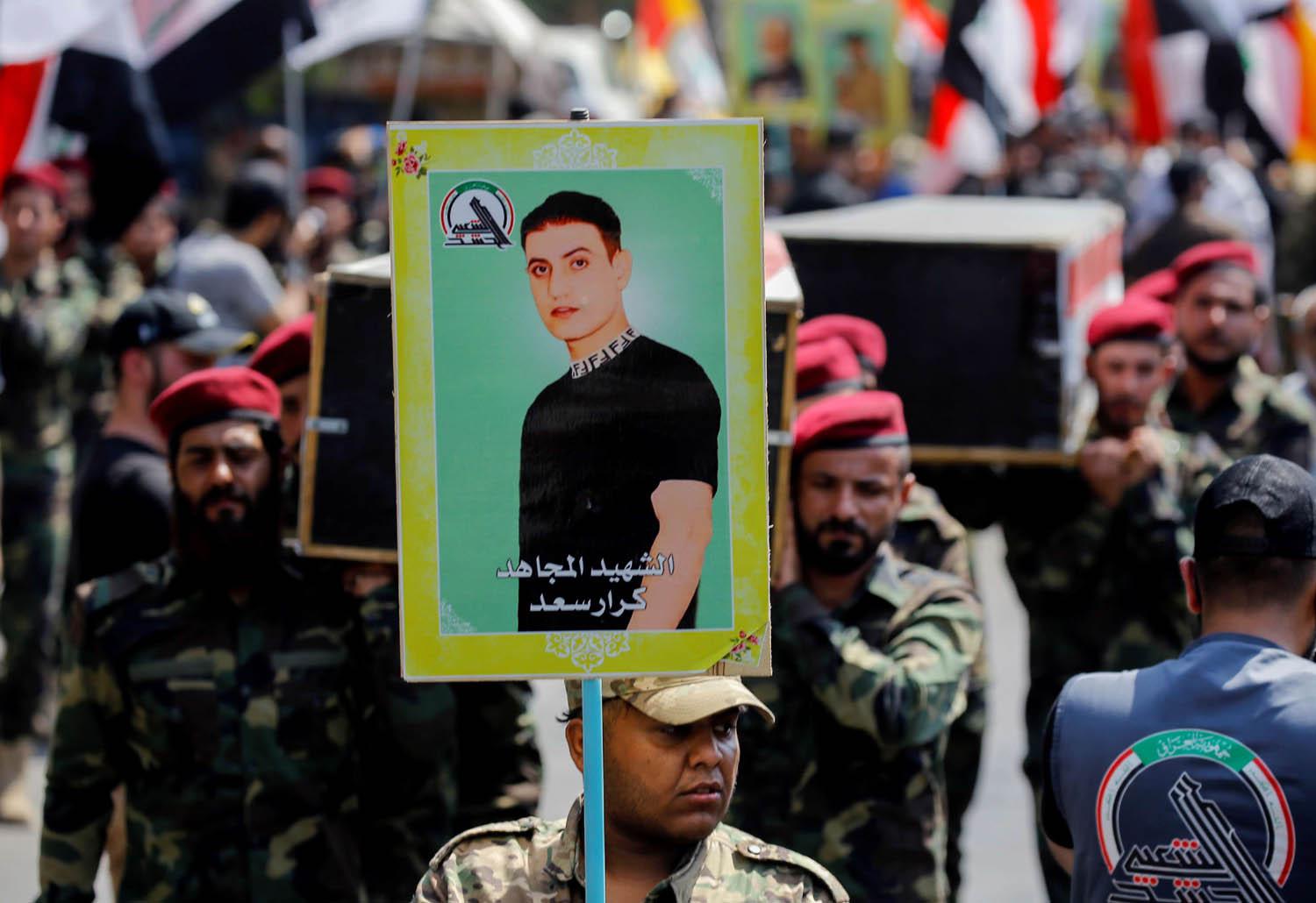مقاتلون في الحشد الشعبي يشيعون قتلى القصف الأميركي