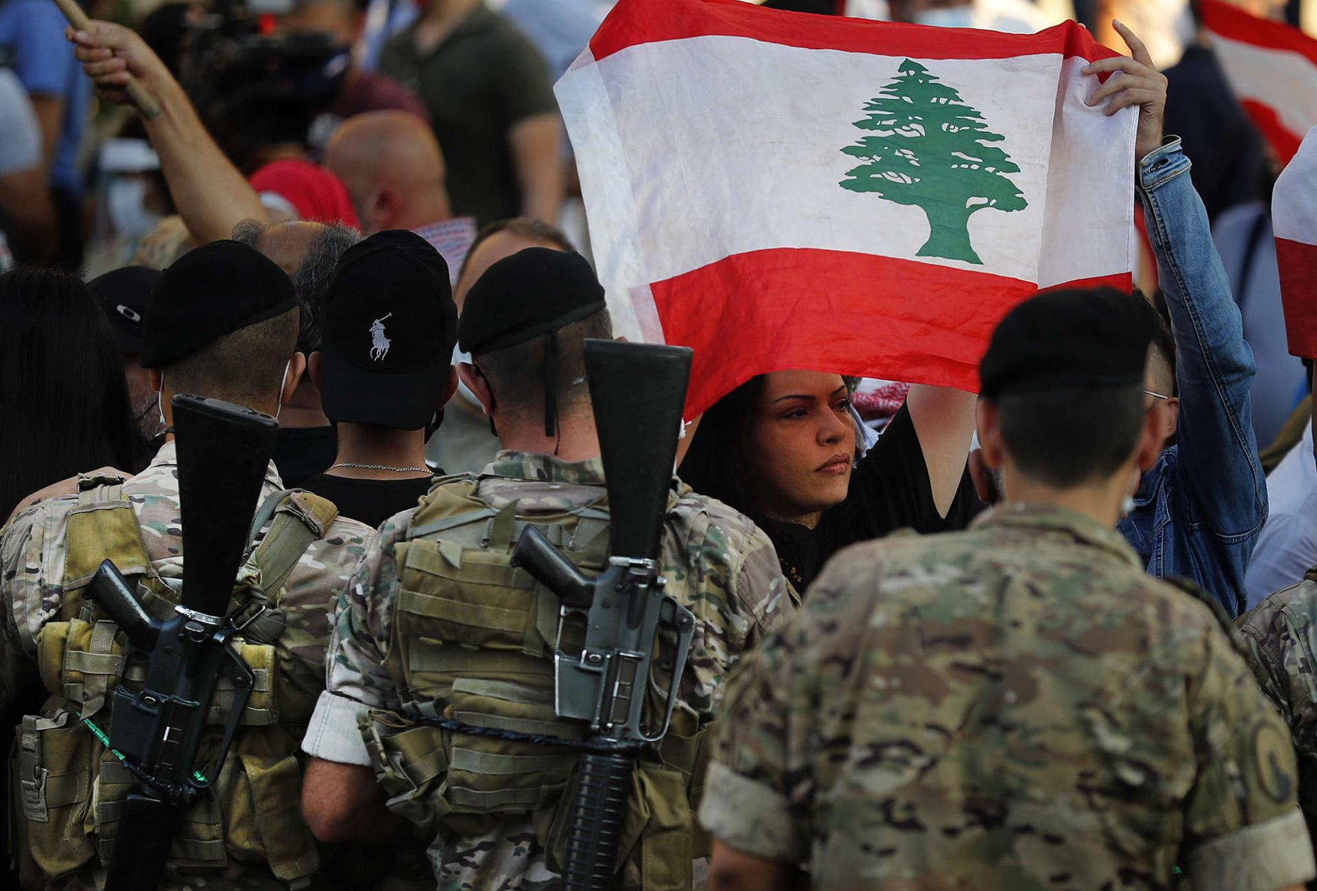 الجيش في قلب الازمة الاقتصادية وعلى أطراف الازمة السياسية