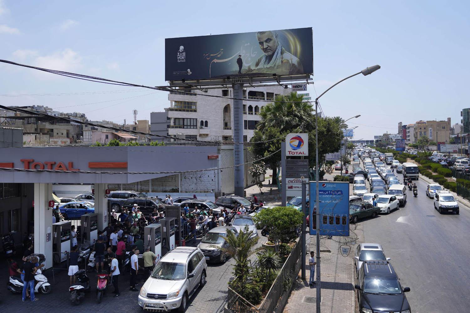 طوابير على محطات الوقود في بيروت